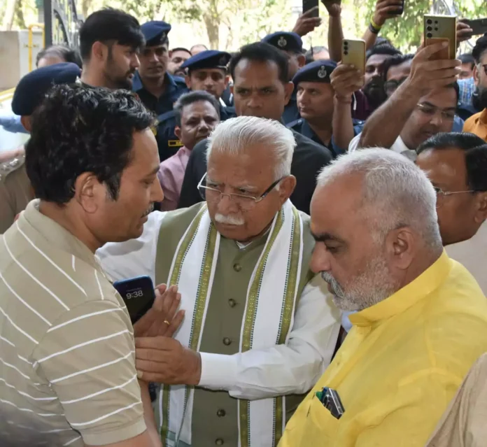 Union Minister Manohar Lal Khattar reached Vinay Narwal's family to meet him, while consoling his grandfather he himself became emotional along with him