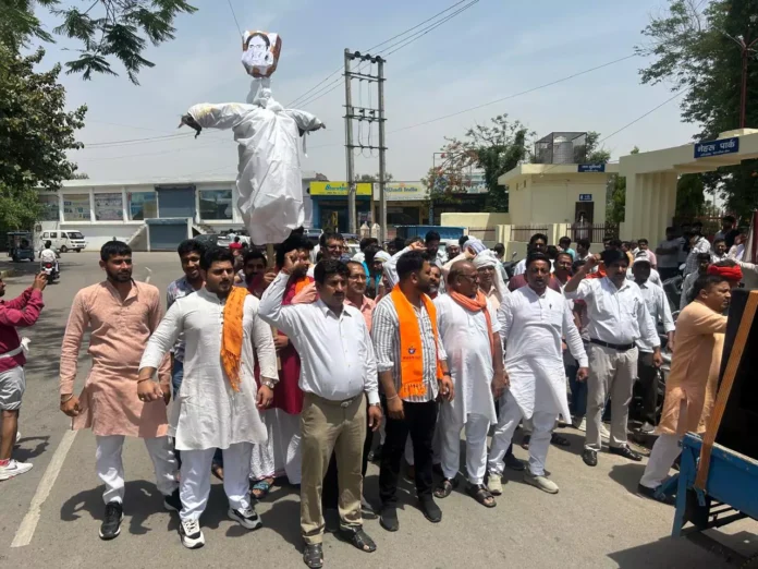 Jind News : विश्व हिंदू परिषद कार्यकर्ताओं ने फूंका ममता सरकार का पुतला