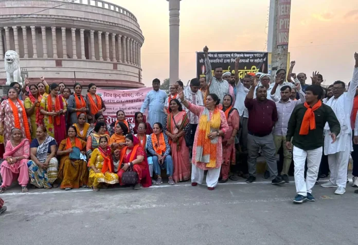 Jind News : विश्व हिंदू परिषद कार्यकर्ताओं ने पहलगाम घटना के विरोध में किया प्रदर्शन