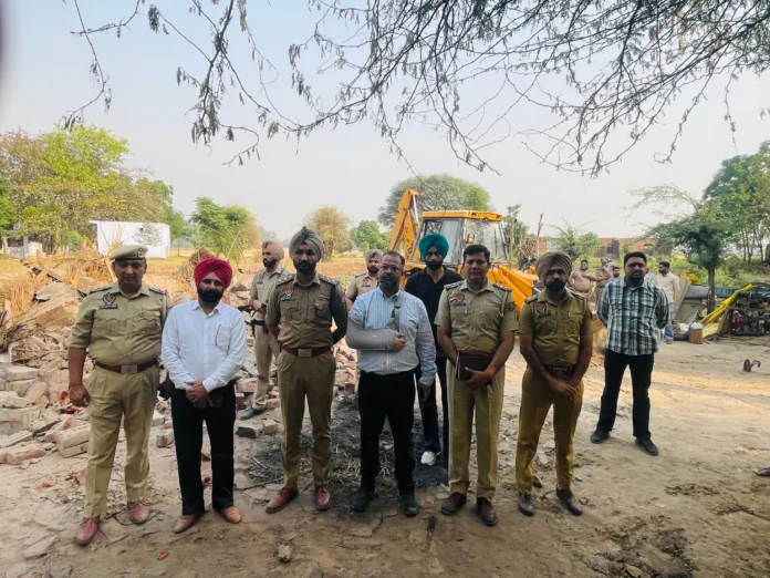 War against drugs! Illegal occupation of drug smuggler on Panchayat land in Amlala village of Dera Bassi demolished