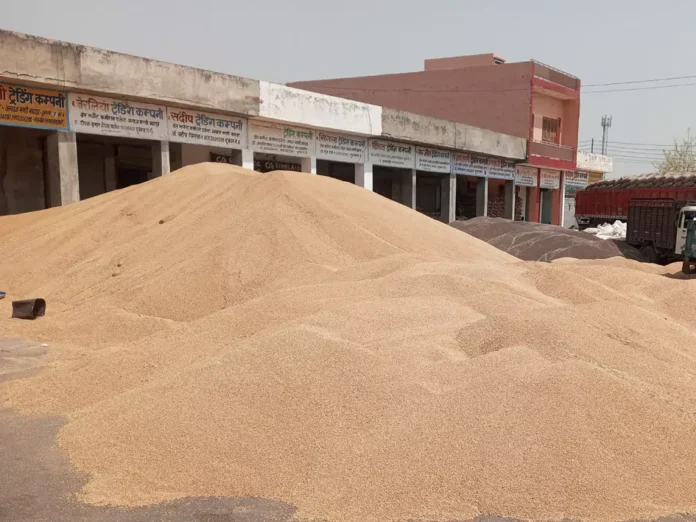 Warehouse construction project has not been completed for four years, farmers and traders are facing hindrance in lifting the grain