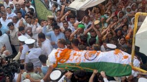 Karnal News : शहीद लेफ्टिनेंट विनय नरवाल पंचतत्व में विलीन, बहन बोली- मुझे आतंकियों के सिर चाहिए
