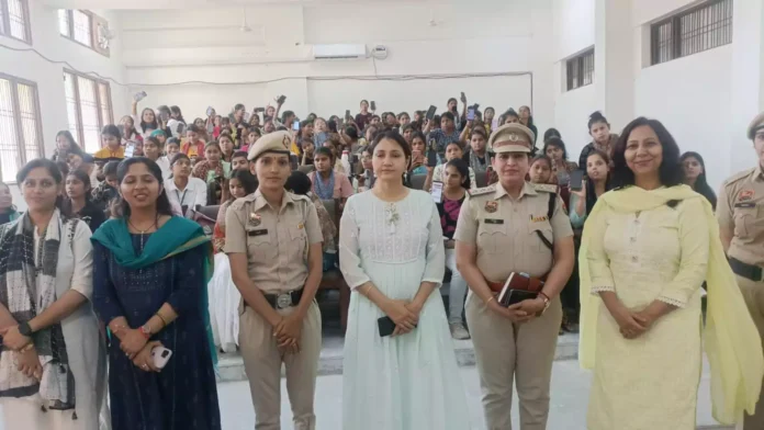 Faridabad News : महिलाओं को पुलिस की वेबसाइट पर उपलब्ध वुमेन सेफ्टी फीडबैक फार्म की दी जानकारी
