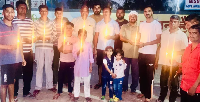 Kurukshetra News : पहलगाम में हुए आतंकी हमले के विरोध में खैरी में युवाओं ने कैंडल मार्च निकाला