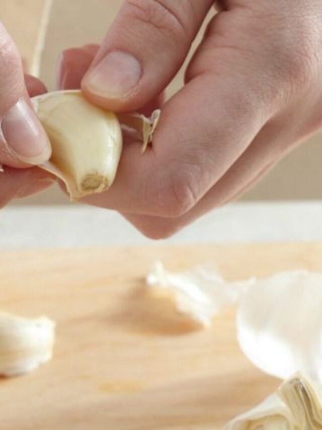 Garlic Peel Usage: लहसुन के छिलके फेंकना छोड़ दें! जानें ये 5 कमाल के घरेलू इस्तेमाल