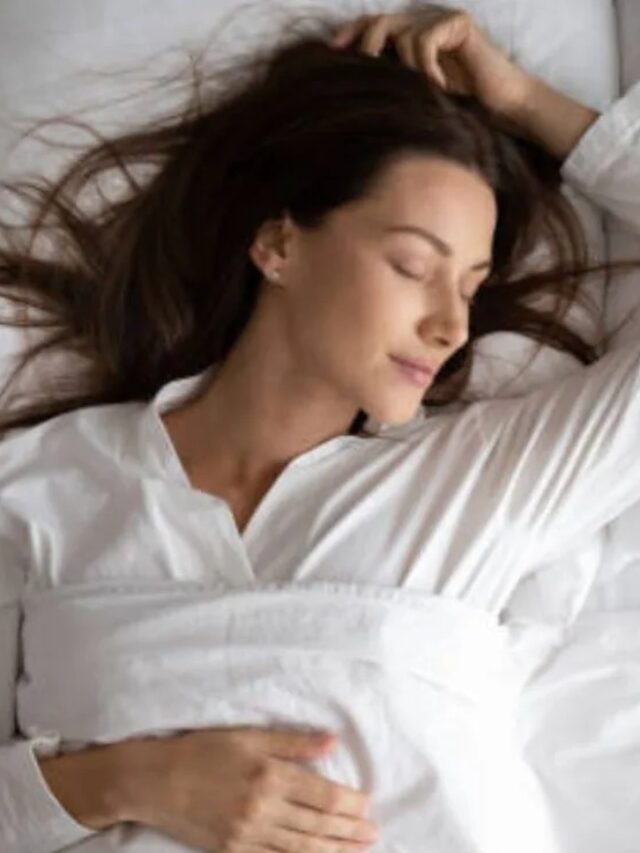 Hair Care: रात को खुले बाल VS बांधकर सोना, कौन सा ऑप्शन है सही?