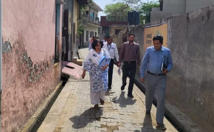Palwal News : मलेरिया विभाग की डिप्टी डायरेक्टर डॉ सविता यादव ने किया मलेरिया केसों का निरीक्षण