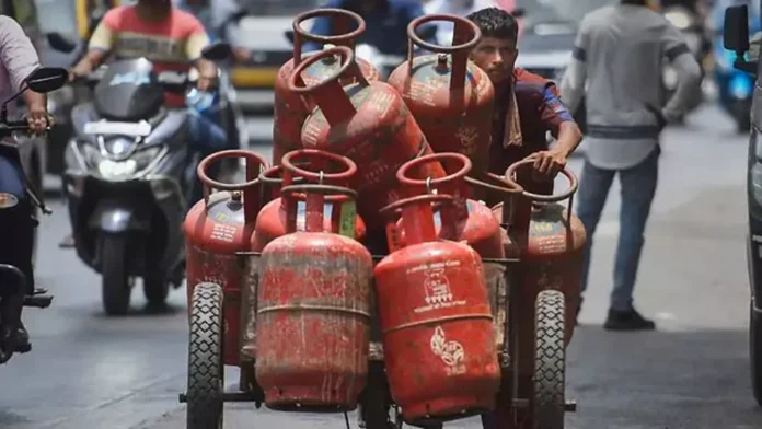 LPG Cyclinder Price : 1 मई से LPG सिलेंडर की कीमतों में गिरावट की उम्मीद, जाने अपडेट