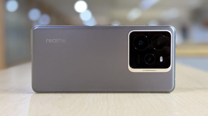 120Hz AMOLED + Snapdragon 8 Gen 3! Realme GT 7 ने मचाया तहलका, क्या iPhone को दे पाएगा टक्कर?