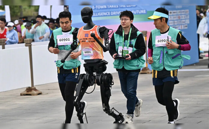 Robots Marathon Race: चीन में इंसानों और रोबोट्स के बीच हुई दुनिया की पहली मैराथन दौड़