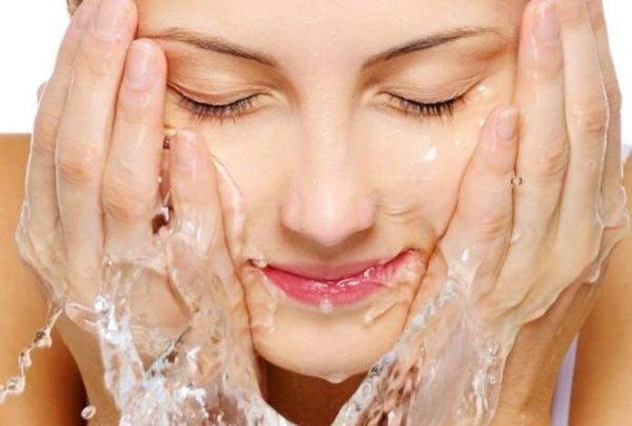 Skin Care: गर्मियों में दिन में कितनी बार धोना चाहिए चेहरा? जानें सही तरीका और जरूरी सावधानियां