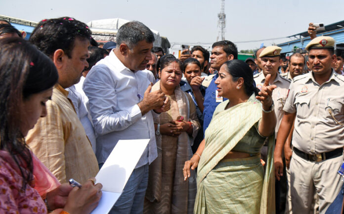 Delhi CM News : आप सरकार ने मंडियों की अनदेखी की : सीएम