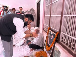 शहीद दिनेश कुमार शर्मा के चित्र पर भावपूर्ण श्रद्धांजलि अर्पित कर परिजनों को सांत्वना देते हुए सांसद कार्तिकेय शर्मा । फोटो ऋषि भारद्वाज