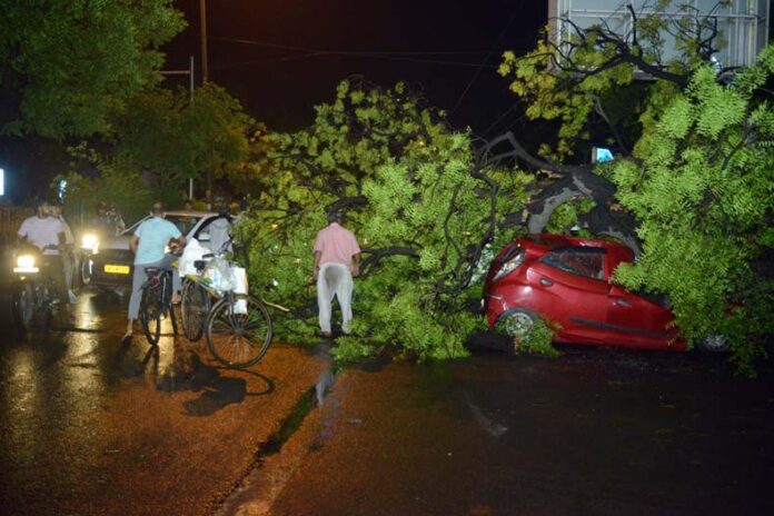 Delhi Weather Update : दिल्ली-एनसीआर में आंधी का कहर, 7 की मौत