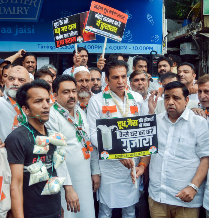 Delhi News : बढ़ती महंगाई पर बिफरी कांग्रेस का प्रदर्शन