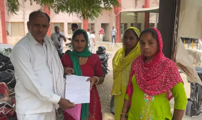Bhiwani News : मनरेगा मजदूरों को दिहाड़ी न मिलने पर सौंपा गया ज्ञापन, मजदूरों ने जताया आक्रोश