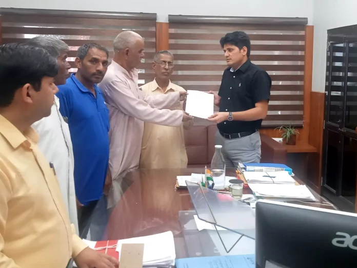 Bhiwani News : मजदूर-कर्मचारियों की विभिन्न मांगों को लेकर एआईयूटीयूसी ने केंद्र सरकार के नाम सौंपा ज्ञापन