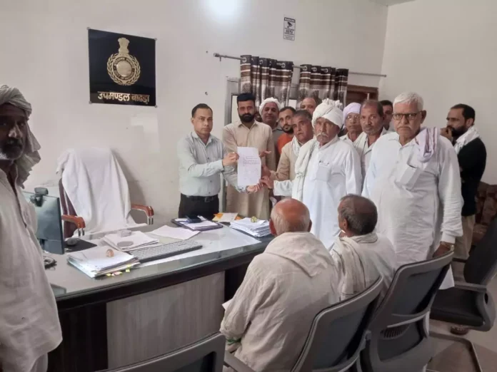 Advocates and farmers' organization reached the subdivision office demanding a law officer, SDM assured of early deployment Advocates and farmers' organization reached the subdivision office demanding a law officer, SDM assured of early deployment