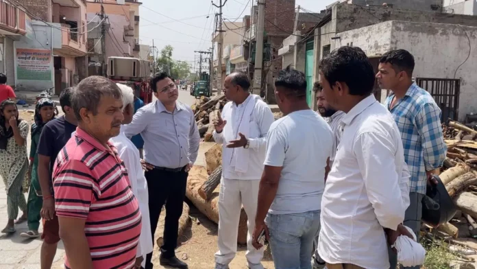 Bhiwani News : सीएम की फटकार के बाद एक्सईन पहुंचे नागरिकों की पेयजल किल्लत जानने