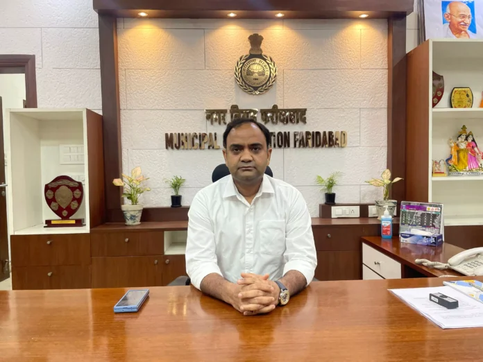Faridabad News : प्रतिबंधित प्लास्टिक के प्रयोग से बचें, स्वयं जागरूक रहे : धीरेंद्र खडग़टा
