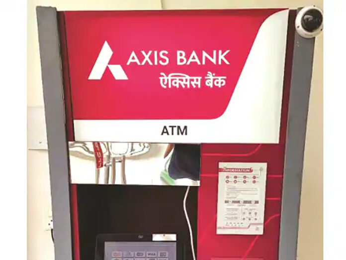 हरियाणा के गुरुग्राम में एटीएम से लाखों रुपए कैश चोरी होने का मामला प्रकाश में आया है। चोरों ने बिना एटीएम को तोड़े ही मशीन से करीब 10 लाख रुपए से अधिक कैश निकाल लिया। चोरों ने एटीएम को कोई नुकसान नहीं पहुंचाया। माना जा रहा है कि चोरों के पास इस एटीएम मशीन के पासवर्ड आदि की जानकारी थी। उन्होंने एटीएम के वीडियो रिकॉर्डिंग सिस्टम को निष्क्रिय कर चोरी की इस वारदात को अंजाम दिया। हरियाणा के गुरुग्राम में एटीएम से लाखों रुपए कैश चोरी होने का मामला प्रकाश में आया है। चोरों ने बिना एटीएम को तोड़े ही मशीन से करीब 10 लाख रुपए से अधिक कैश निकाल लिया। चोरों ने एटीएम को कोई नुकसान नहीं पहुंचाया। माना जा रहा है कि चोरों के पास इस एटीएम मशीन के पासवर्ड आदि की जानकारी थी। उन्होंने एटीएम के वीडियो रिकॉर्डिंग सिस्टम को निष्क्रिय कर चोरी की इस वारदात को अंजाम दिया।
