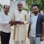 Bhiwani News : बलबीर सिंह ने जरूरी कागजात और 22 हजार नकदी सहित पर्स लौटाकर कर दिया ईमानदारी का परिचय