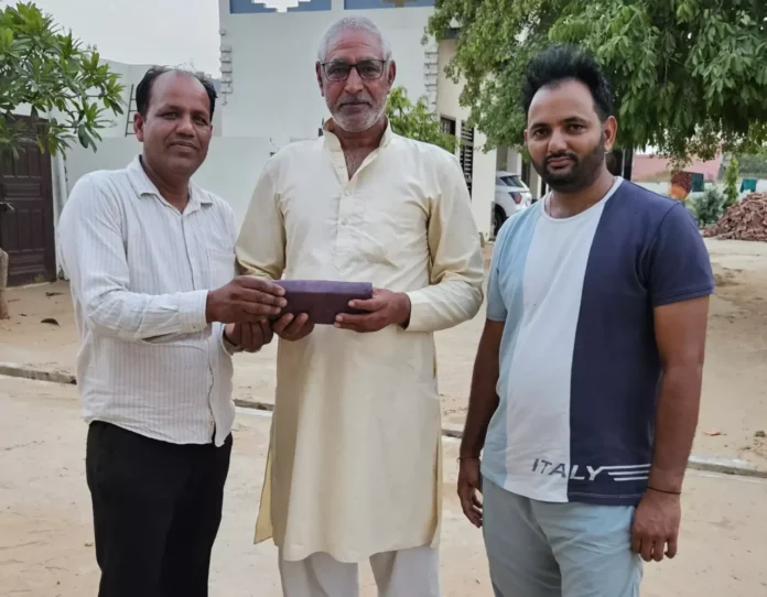 Bhiwani News : बलबीर सिंह ने जरूरी कागजात और 22 हजार नकदी सहित पर्स लौटाकर कर दिया ईमानदारी का परिचय