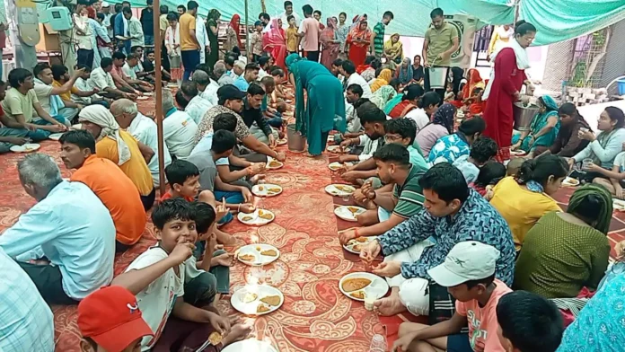 Bhandaar was organized at various places on the occasion of Lord Shani's birth anniversary