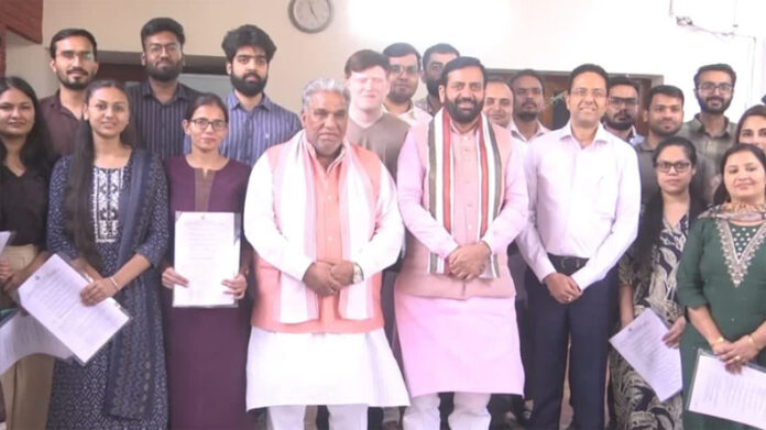 Haryana News: हरियाणा में नवनियुक्त बीडीपीओ को सीएम नायब सैनी ने सौंपे नियुक्ति पत्र
