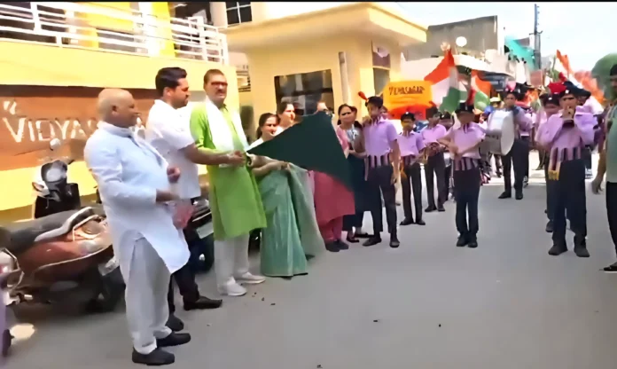 Faridabad News : हाथ में तिरंगा और सेना के प्रति सम्मान का भाव लिए निकले विद्यासागर स्कूल के बच्चे