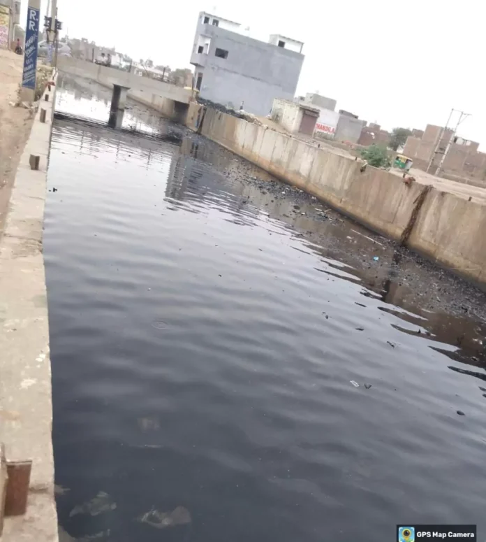 Faridabad News : कमिश्नर धीरेन्द्र खडग़टा के आदेश में शुरू हुई नालों की सफाई
