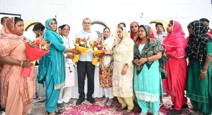 Cleaning workers gave an emotional farewell to former Municipal Commissioner Ashok Kumar Garg Gurugram News : पूर्व निगमायुक्त अशोक कुमार गर्ग को सफाई कर्मचारियों ने दी भावपूर्ण विदाई