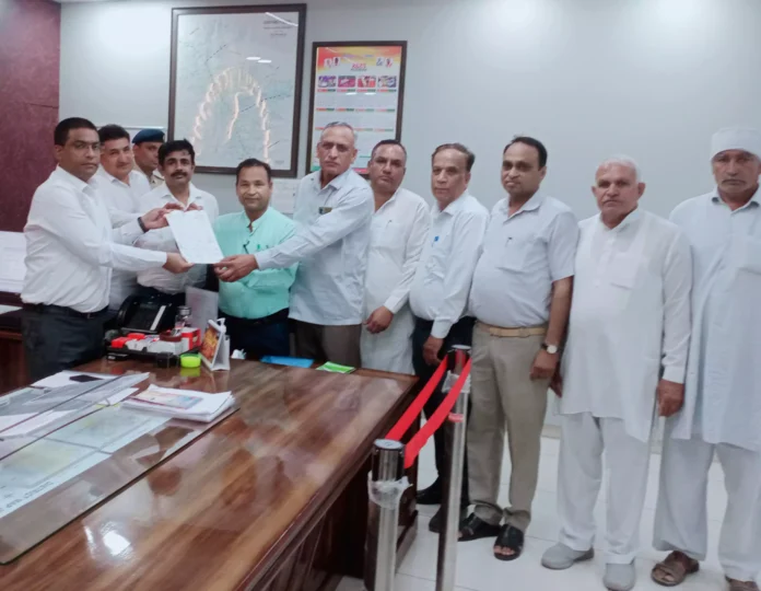 Jind News : अधर में लटके रेलवे अंडरपास को लेकर पार्षद डीसी से मिले