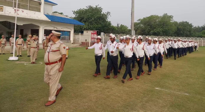 Gurugram News : जनरल परेड के दौरान यातायात पुलिस को डीसीपी ने दिए उचित दिशा-निर्देश