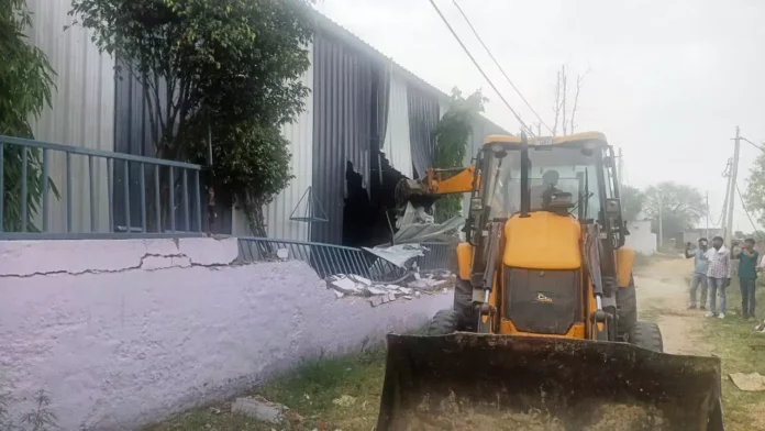 DTP ran a bulldozer on the construction of an illegal colony in Jaunavas