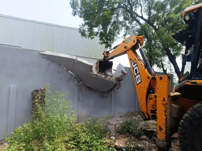 DTP's bulldozer runs on illegal constructions in Masani