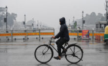 Delhi Weather Update : तेज हवाओं व बारिश ने दिल्ली को दिलाई गर्मी से राहत