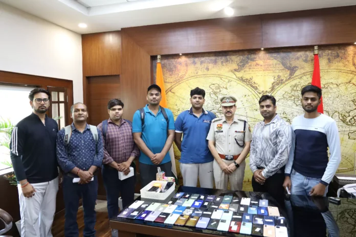 Faridabad News : पुलिस उपायुक्त अपराध ने गुम हुये 57 मोबाइल फोन लौटाया वापिस