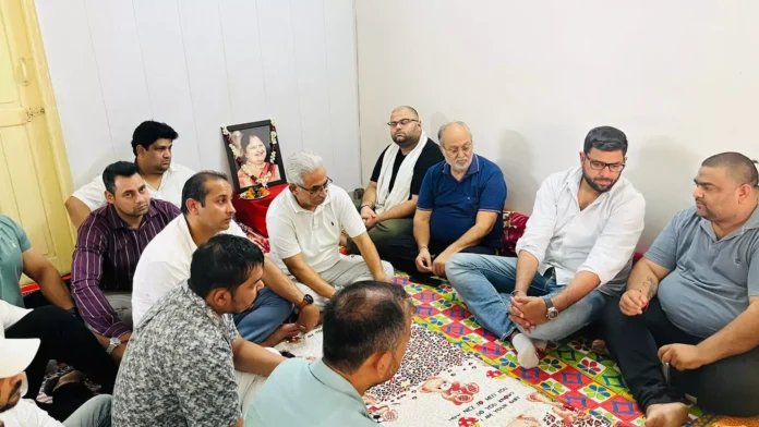 Faridabad News : इनसो जिलाध्यक्ष रवि शर्मा की चाची के निधन पर शोक प्रकट करने पहुचें दिगविजय चौटाला