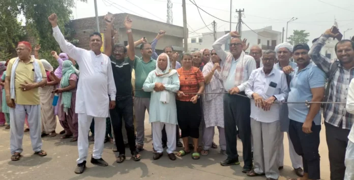 Bhiwani News : नहर आने के चार दिनों बाद भी जल संकट से परेशान नागरिकों का फूटा गुस्सा
