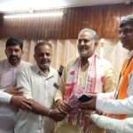 Bhiwani News : परशुराम जन्मोत्सव कार्यक्रम का निमंत्रण देने पहुंचे पूर्व शिक्षा मंत्री रामबिलास शर्मा