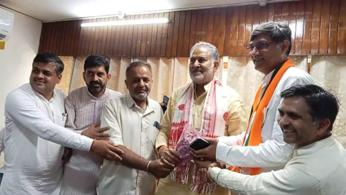 Bhiwani News : परशुराम जन्मोत्सव कार्यक्रम का निमंत्रण देने पहुंचे पूर्व शिक्षा मंत्री रामबिलास शर्मा