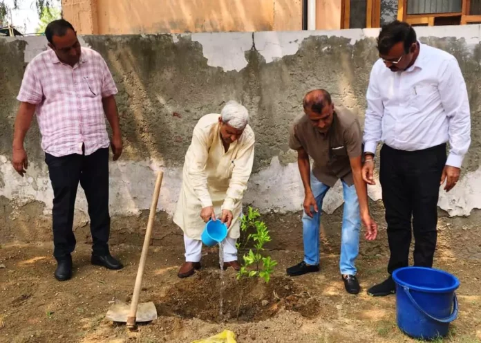 Bhiwani News : हरियाणा रेडक्रॉस के महासचिव महेश जोशी ने किया जिला रेडक्रॉस सोसायटी का निरीक्षण