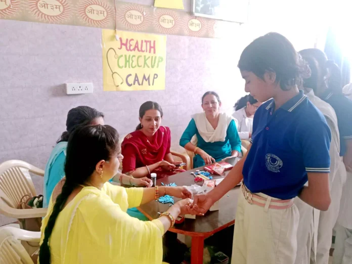 Health check-up camp organized at Mata Chanan Devi Arya Kanya Gurukul Pillukheda Jind News : माता चन्नन देवी आर्य कन्या गुरूकुल पिल्लूखेड़ा में लगा स्वास्थ्य जांच शिविर