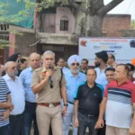 Faridabad News : सडक़ सुरक्षा जागरूकता अभियान के दौरान हेलमेट वितरित किए 