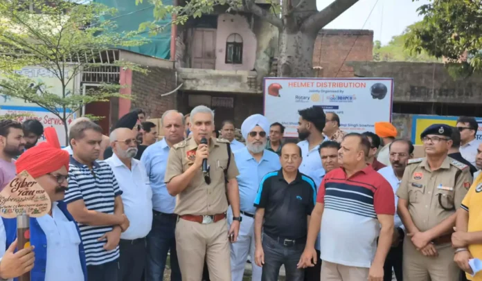 Faridabad News : सडक़ सुरक्षा जागरूकता अभियान के दौरान हेलमेट वितरित किए 