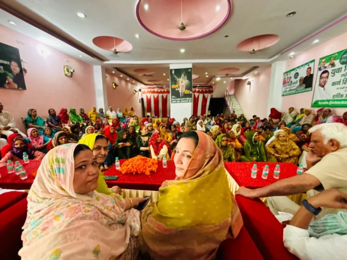 INLD women wing state in-charge Sunaina and women state president Tanuja reached Dadri.