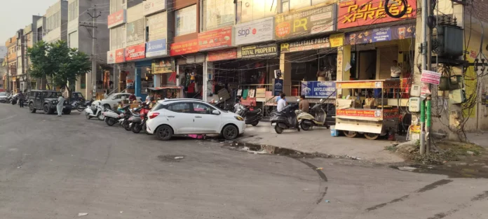 In Sigma City Chowk, hawkers and fast food stalls are set up in the parking space