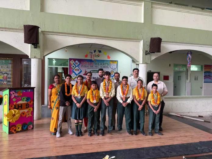 Bhiwani News : अंतर्राष्ट्रीय कराटे चैंपियनशिप में लिटल हार्टल के मनन व चिराग ने जीता रजत पदक, किया स्वागत