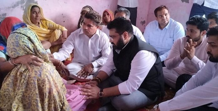 Palwal News : शहीद लांस नायक को श्रद्धांजलि अर्पित करने गांव गुलावद पहुंचे सांसद कार्तिकेय शर्मा